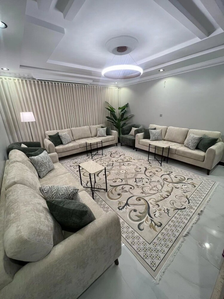 الأريكة والستائر - 19