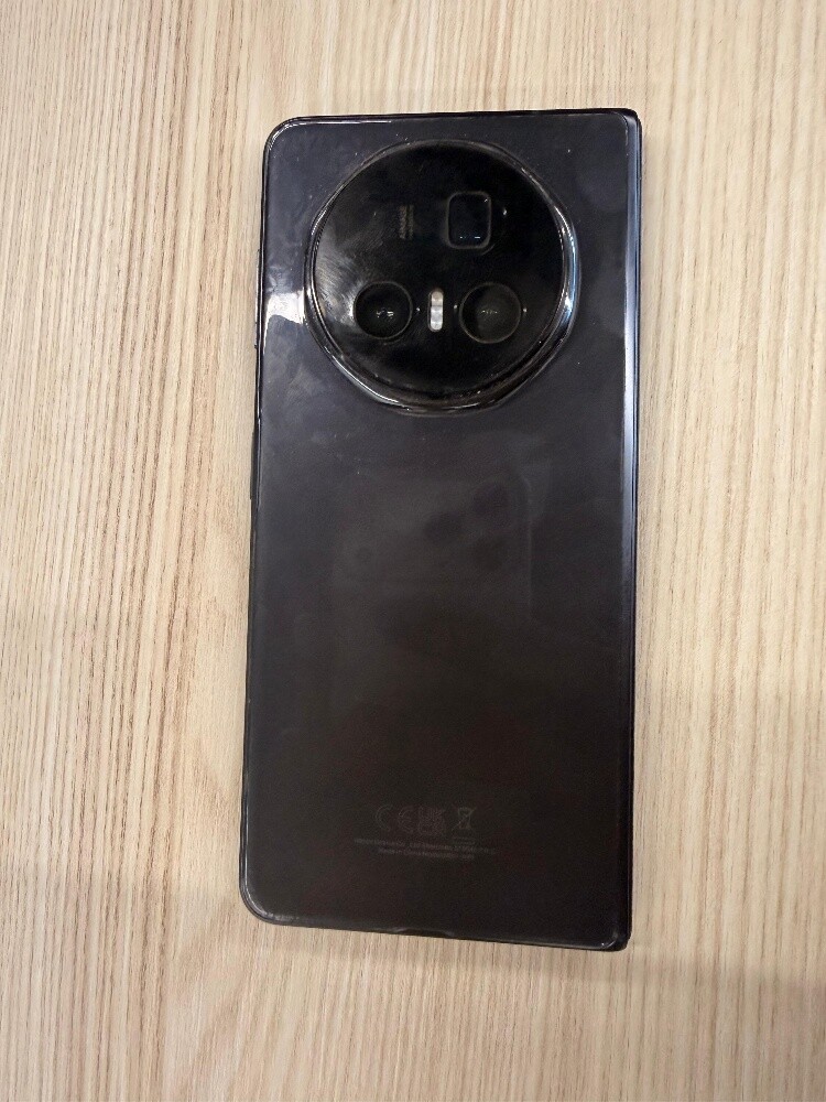 Honor Magic V5 for sale. Bought on 1st April 2026. Immaculate condition. Extremely minor scratch on 1 side. All accessories and box available - 2