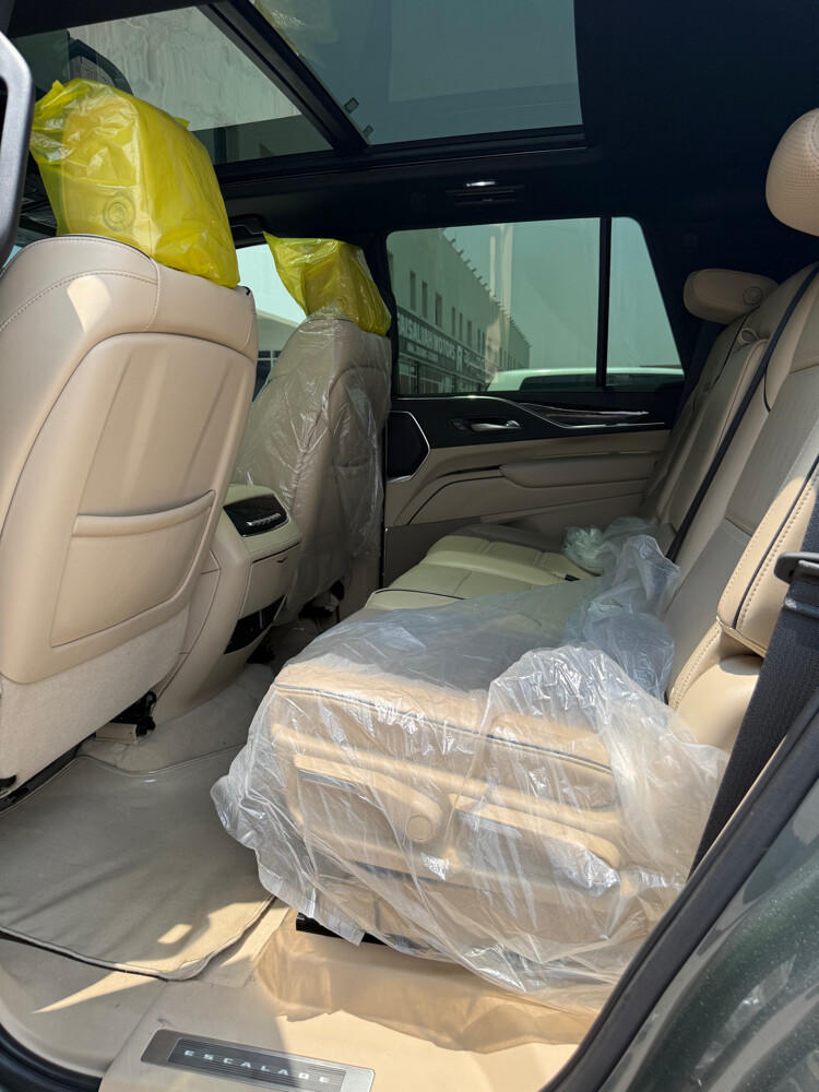 Cadillac Escalade - 4