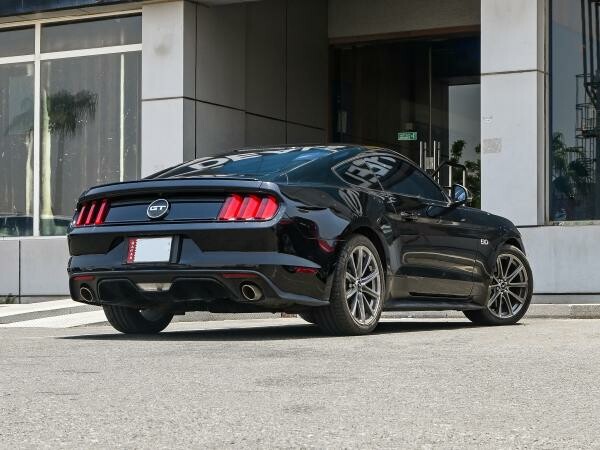 Ford Mustang GT - 2