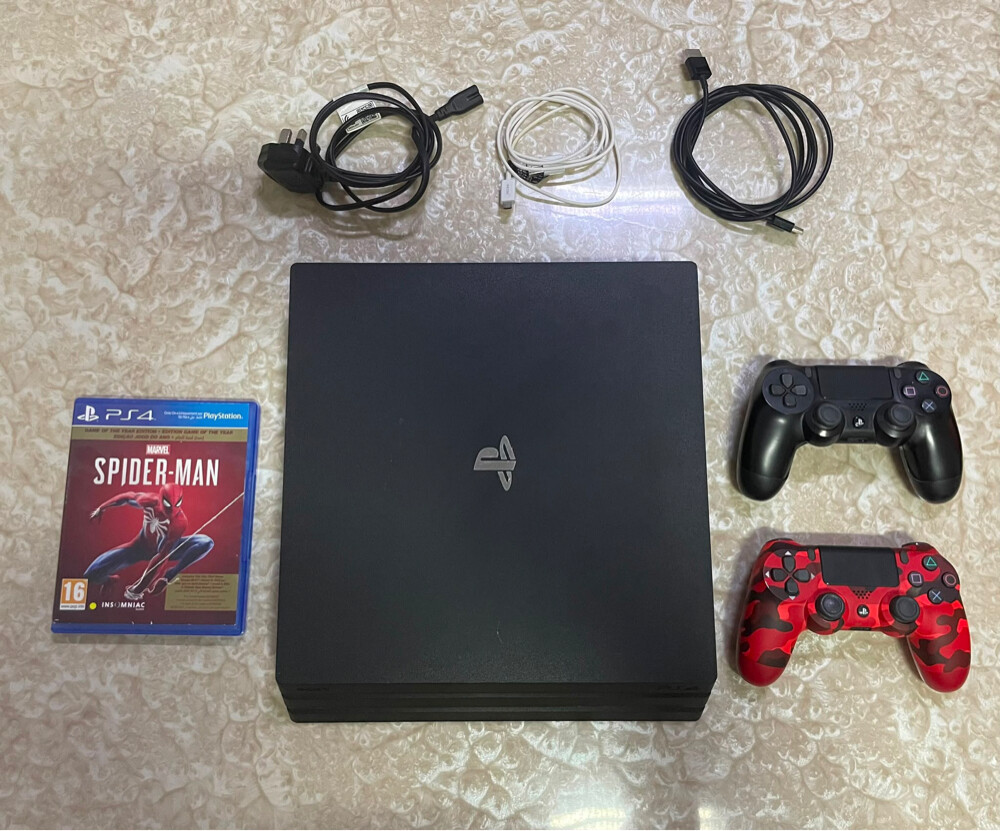 PS4 Pro (2 controllers and a game) - 1