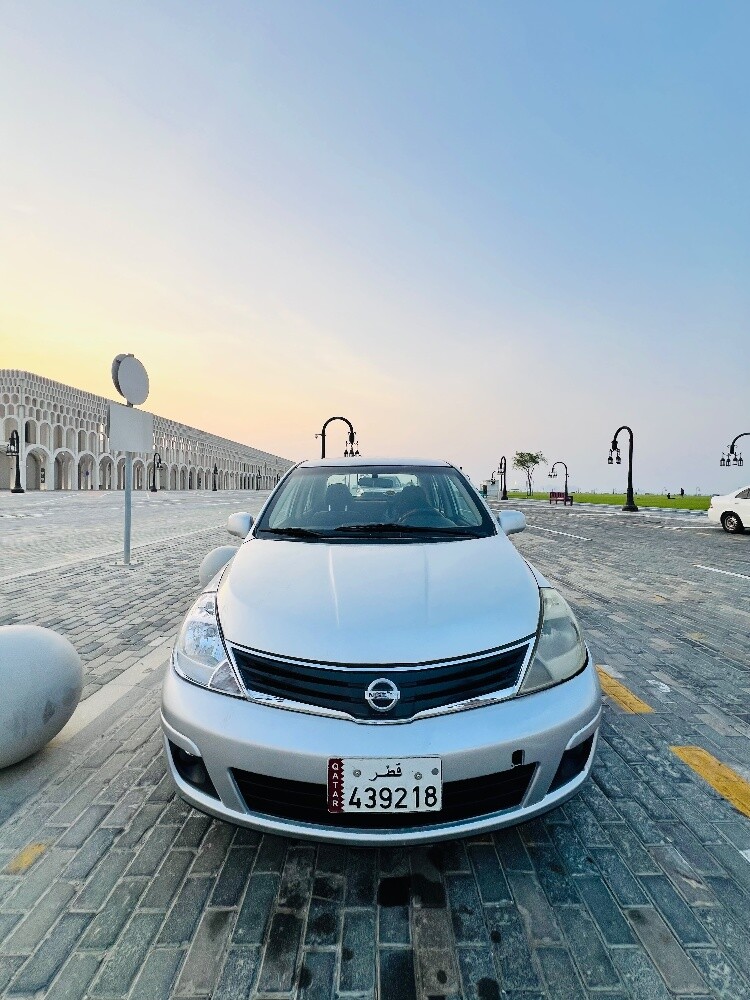 nissan tiida - 1