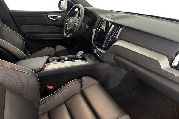 VOLVO XC60  ULTIMATE DARK 16,816 - 2