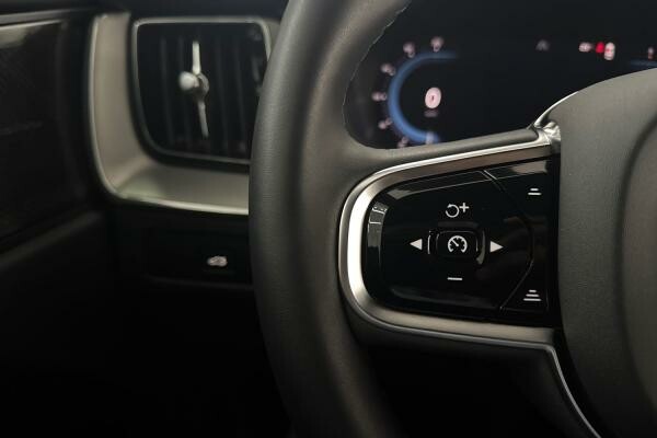 VOLVO XC60  ULTIMATE DARK 16,816 - 6