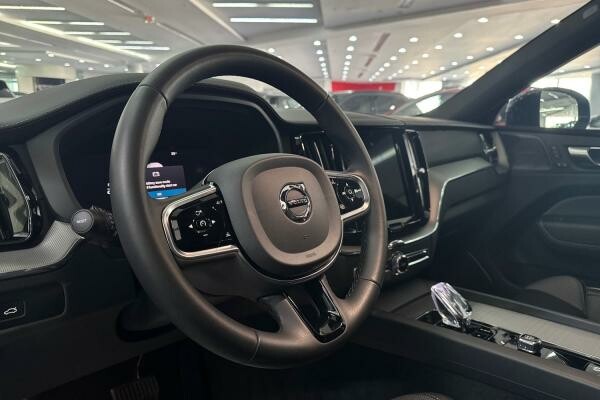 VOLVO XC60  ULTIMATE DARK 16,816 - 5