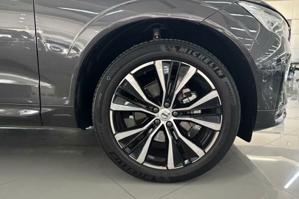 VOLVO XC60  ULTIMATE DARK 16,816 - 10