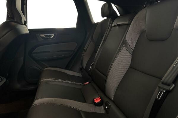 VOLVO XC60  ULTIMATE DARK 16,816 - 14