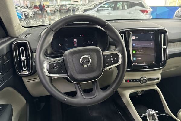 VOLVO XC40 B4 ULTIMATE DARK 64,479 - 5