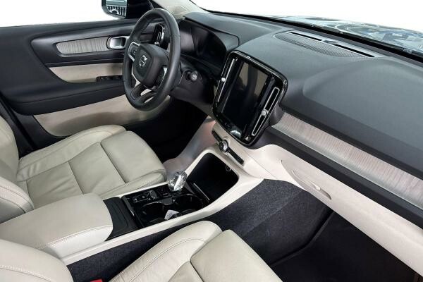 VOLVO XC40 B4 ULTIMATE DARK 64,479 - 2