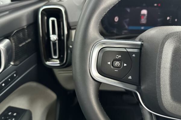 VOLVO XC40 B4 ULTIMATE DARK 64,479 - 6