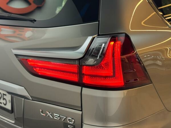 Lexus LX 570 S 2020 - 11