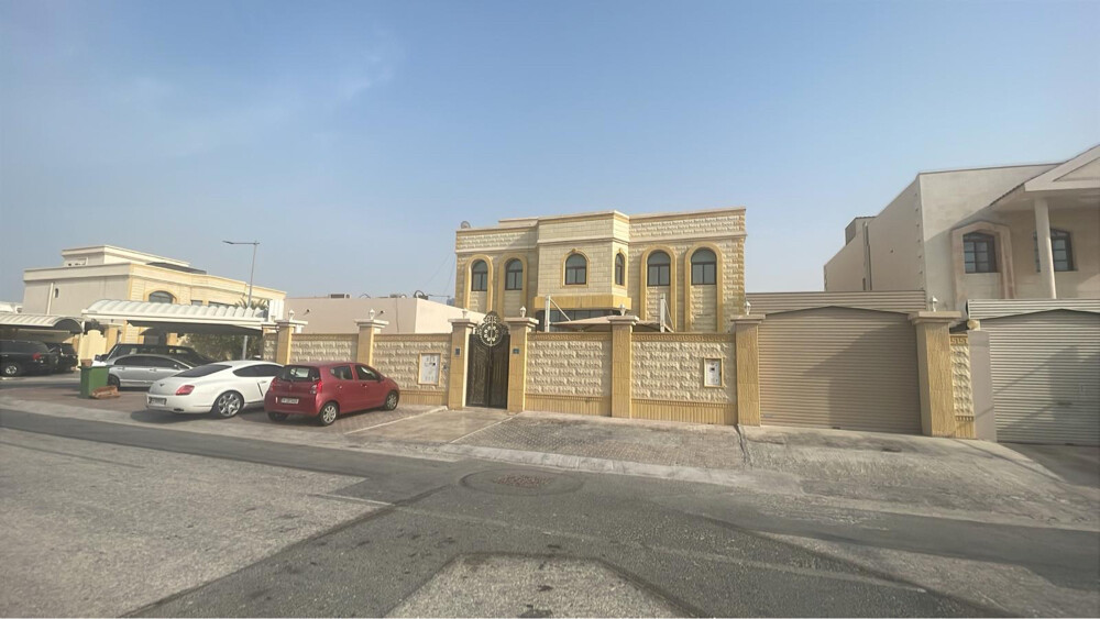 الدحيل للبيع فيلا مؤجرة 818 متر - 1