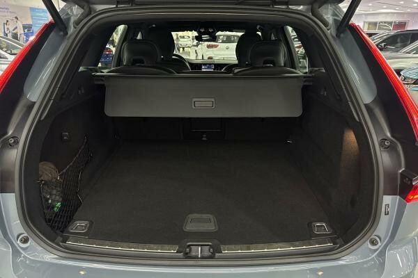 VOLVO XC60 B5 ULTIMATE DARK 45,799 - 3