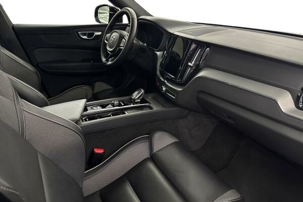 VOLVO XC60 B5 ULTIMATE DARK 45,799 - 2