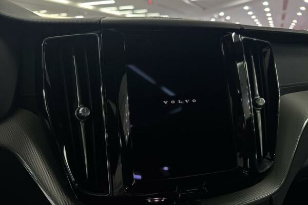 VOLVO XC60 B5 ULTIMATE DARK 45,799 - 4