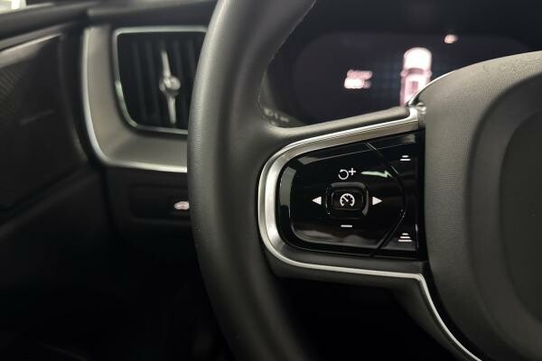 VOLVO XC60 B5 ULTIMATE DARK 45,799 - 6