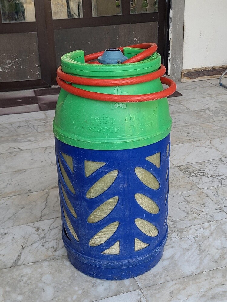 Gas cylinder with regulator - 1