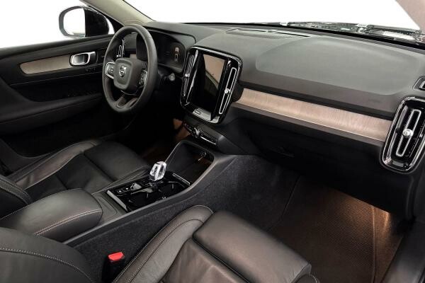 VOLVO XC40 B4 ULTIMATE DARK 13,517 - 2