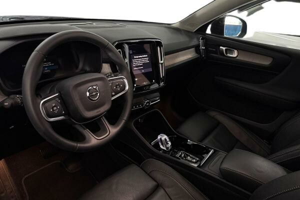 VOLVO XC40 B4 ULTIMATE DARK 13,517 - 9