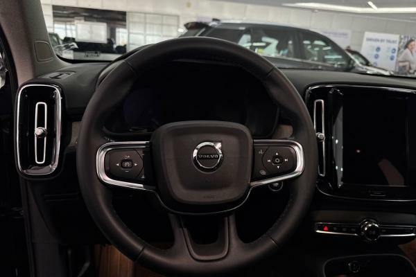 VOLVO XC40 B4 ULTIMATE DARK 13,517 - 5