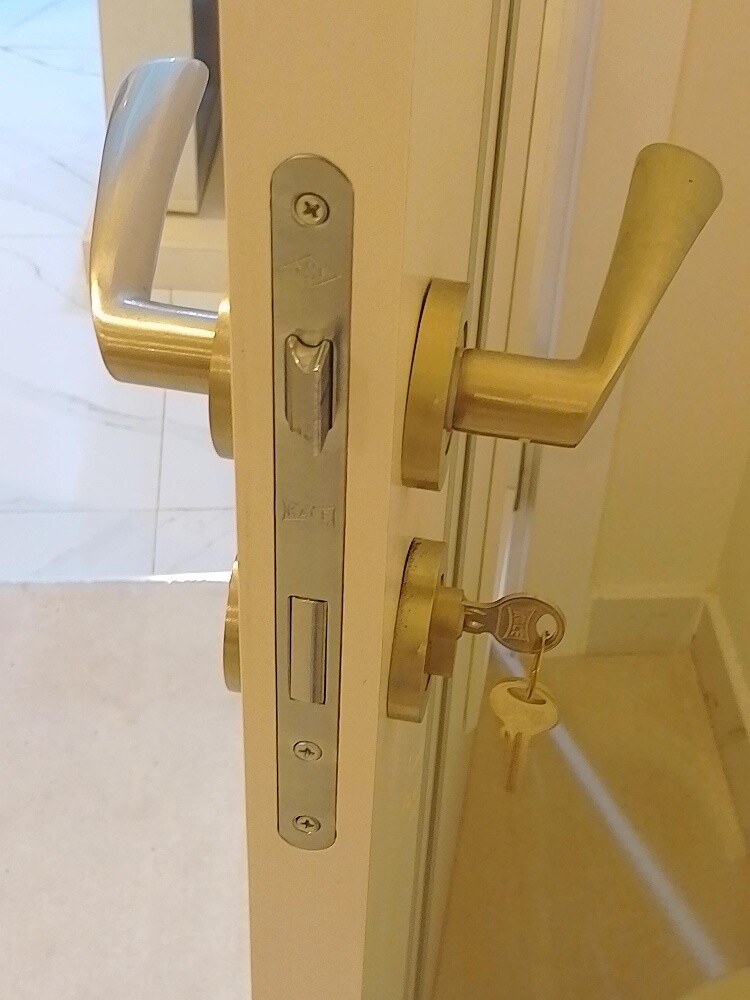 نجار أبواب - 1