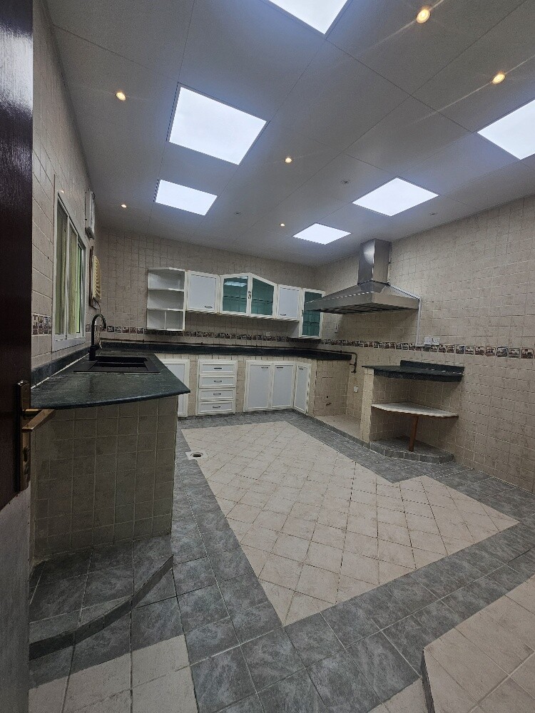 Ground floor villa for rent in Ain - 4