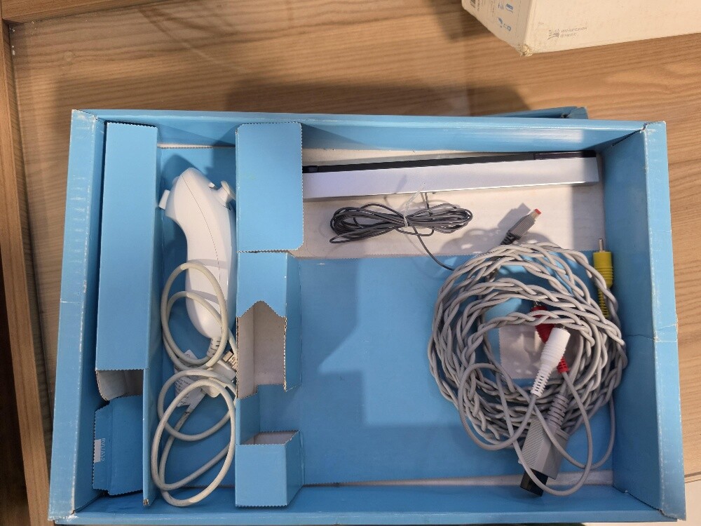 nintendo wii with box with games - 4