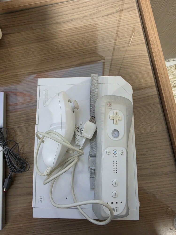 nintendo wii with box with games - 7
