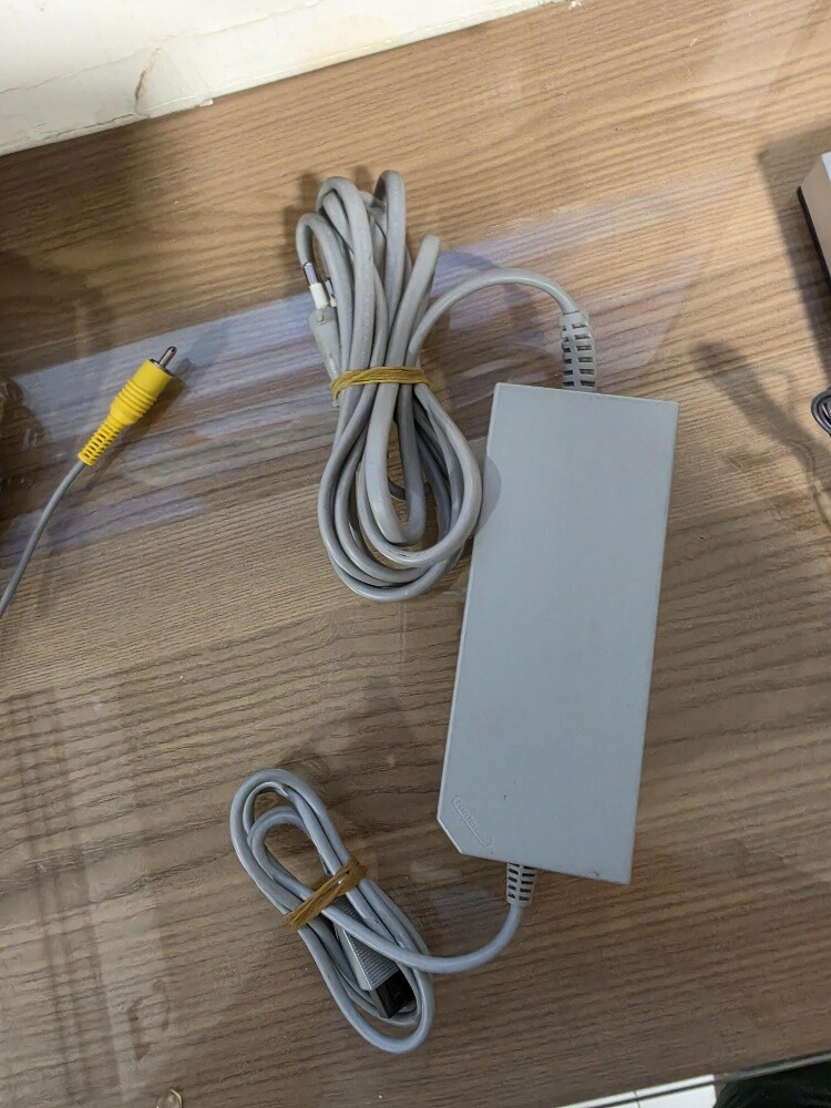 nintendo wii with box with games - 9
