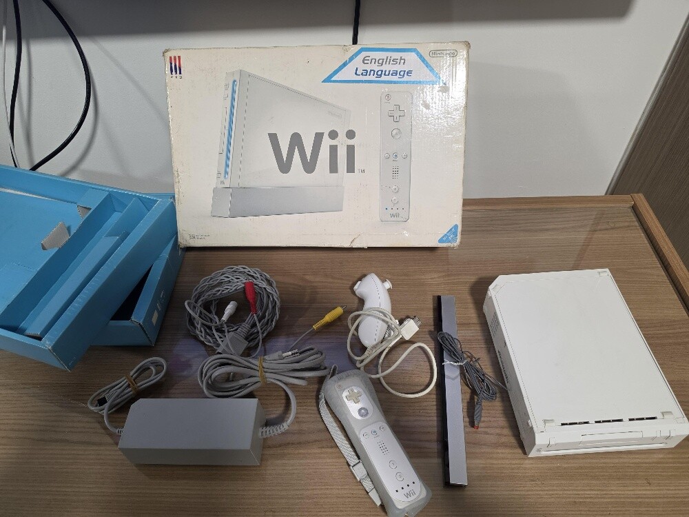 nintendo wii with box with games - 11
