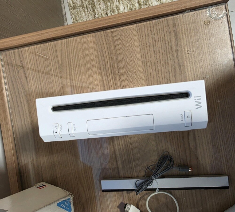 nintendo wii with box with games - 6