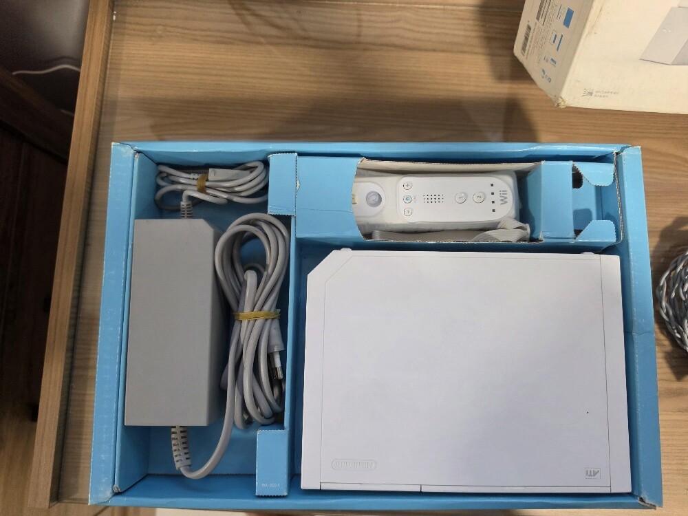 nintendo wii with box with games - 3