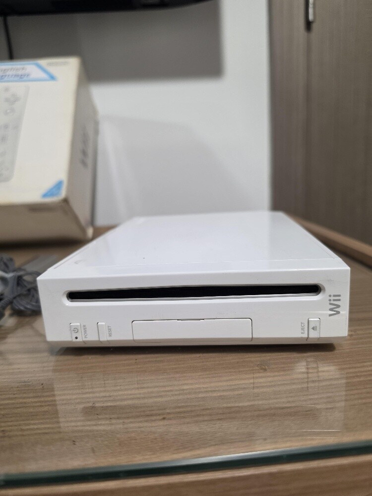 nintendo wii with box with games - 5