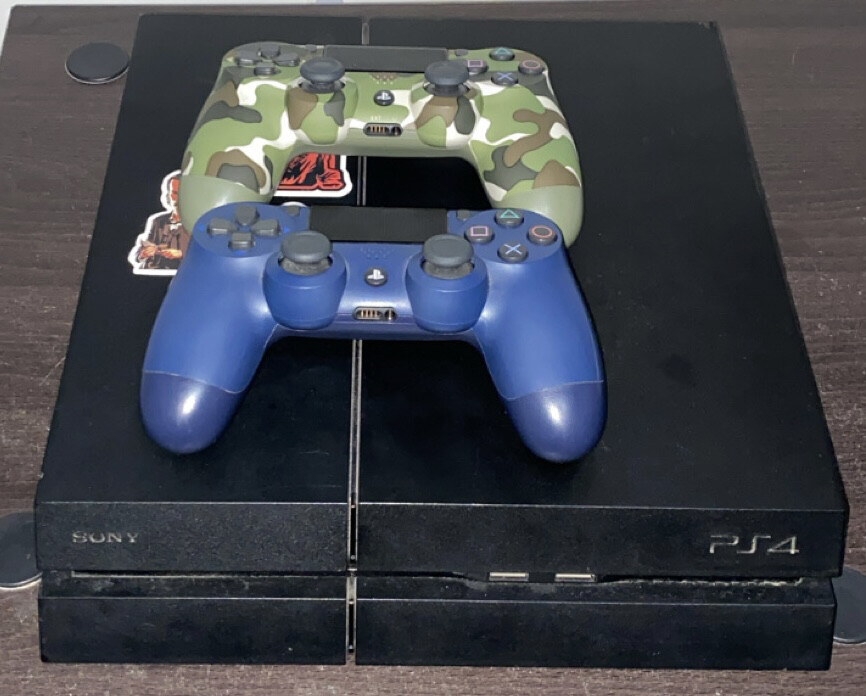 PlayStation 4 with 2 original contr - 1