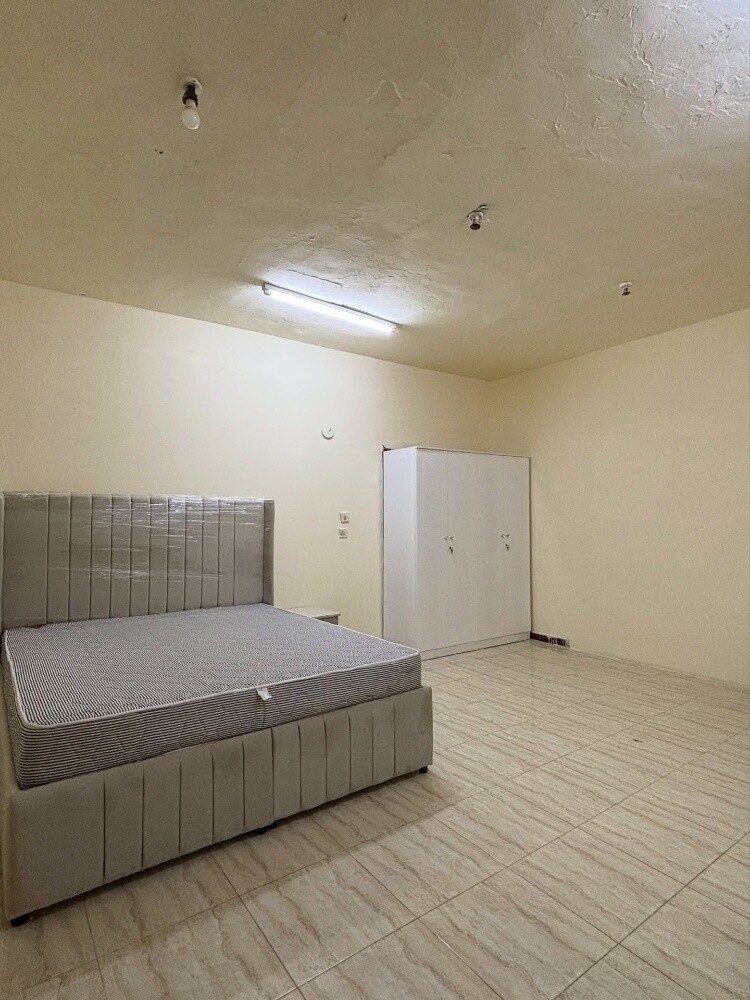 Bed or mattress available - 4