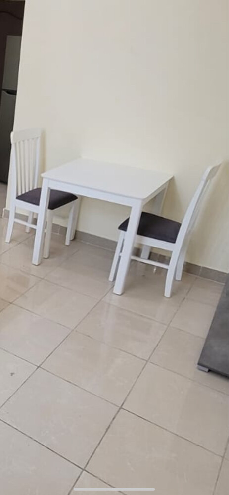 طاولة طعام صغيره مع كرسيين - 1