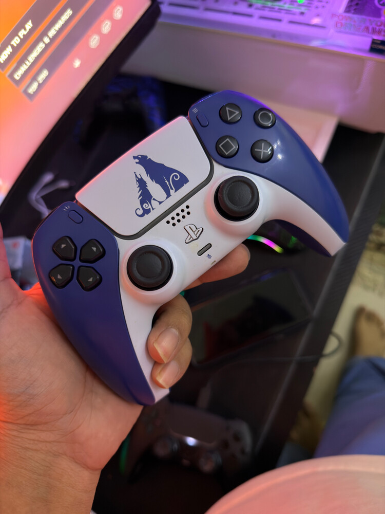 PS5 God of War Ragnarok controller - 2