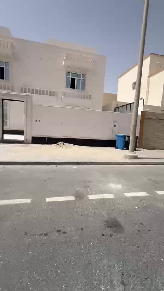 للبيع فيلا بالخورعلى الشارع العام - 1
