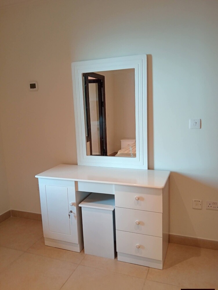 Dressing table available new good - 10