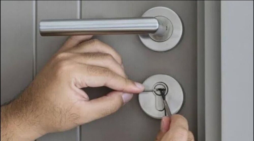 تركيب وصيانة الأبواب والأقفال، وف - 2