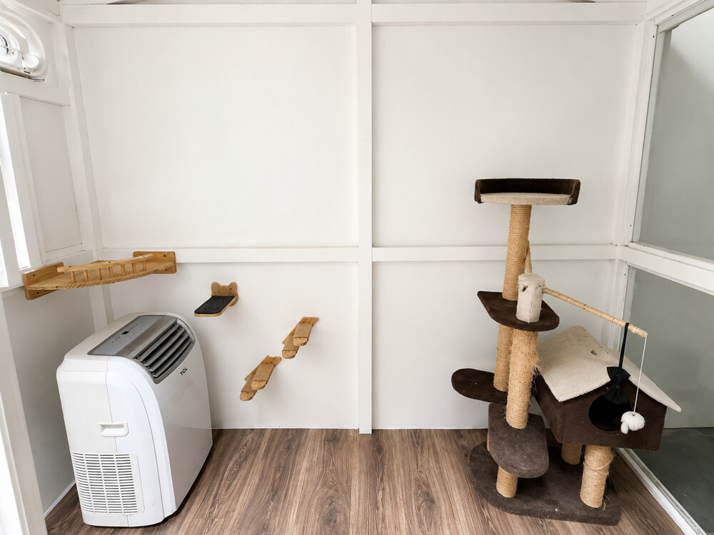 Luxury cat house used for 1 month - 2