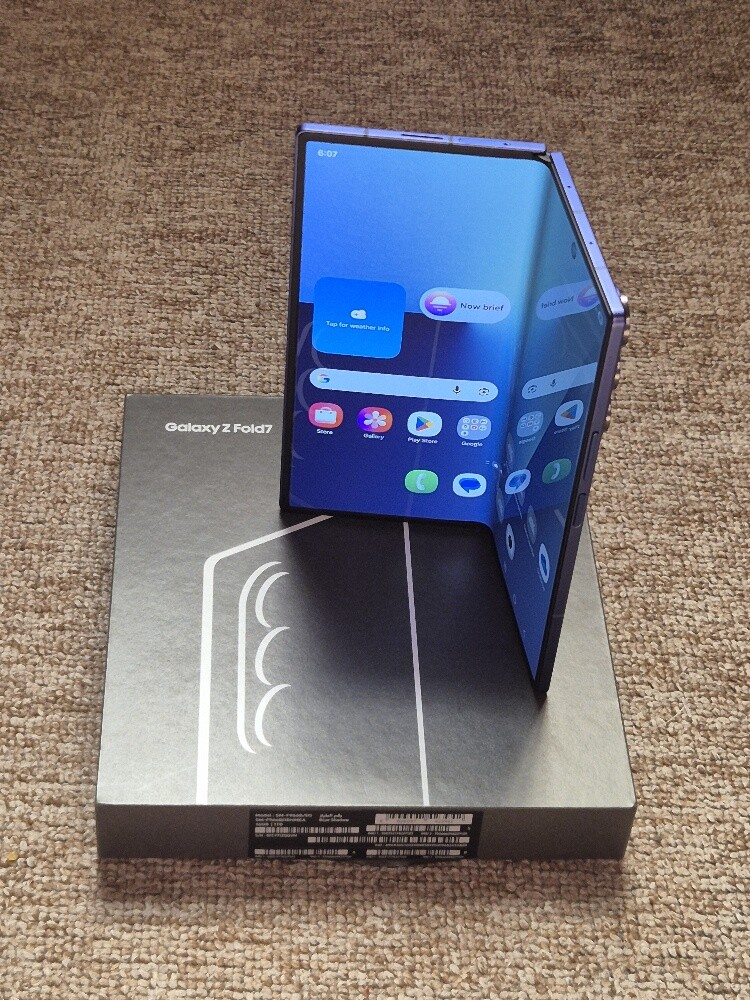 Samsung fold 7 1tb like new - 1