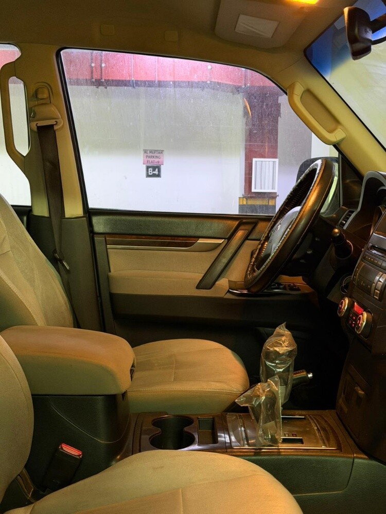 2014 Mitsubishi Pajero GLS - 4