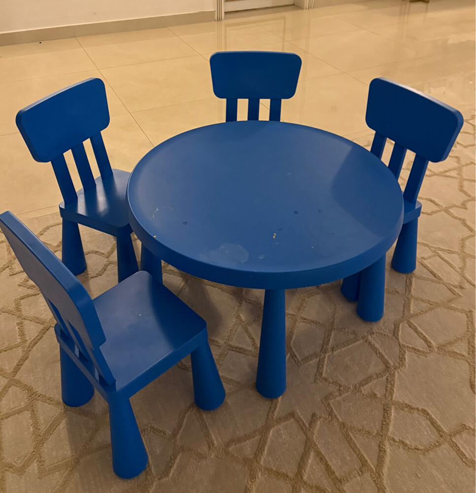 طاولة وكراسي بلاستيكية من ايكيا - 1