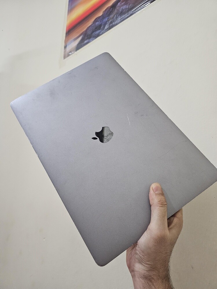 MacBook Pro

15-inch, 2017 - 2