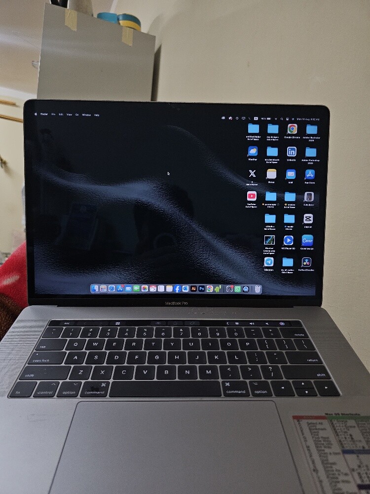 MacBook Pro

15-inch, 2017 - 8