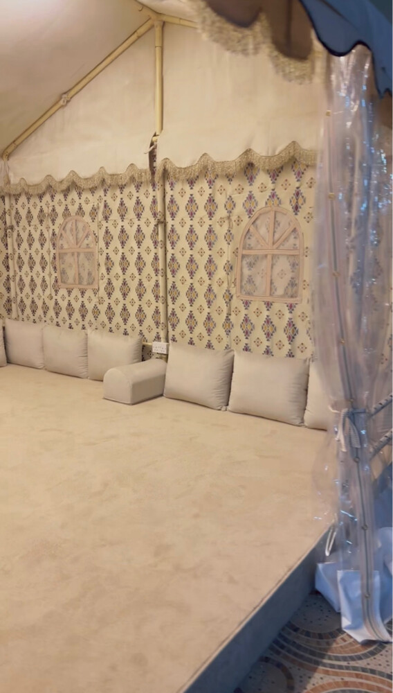 خيمة بجميع ملاحقتها  - 2