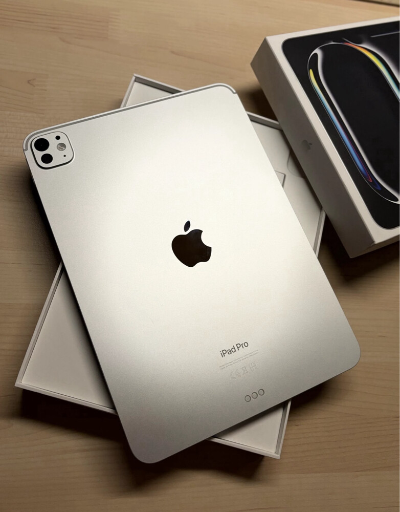 IPad Pro With box and charger  - 2