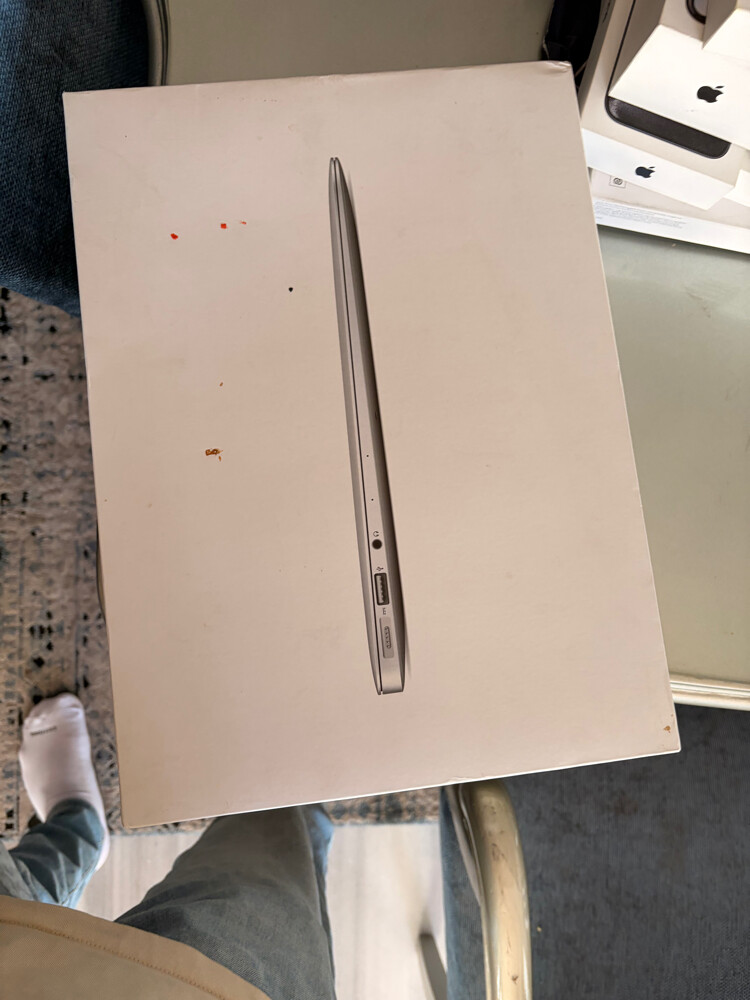 Macbook Air 13” (2017) with box. - 4