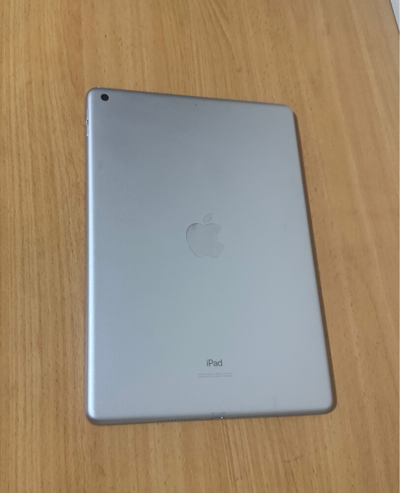 iPad 7th gen , iOS 18 , original  - 3